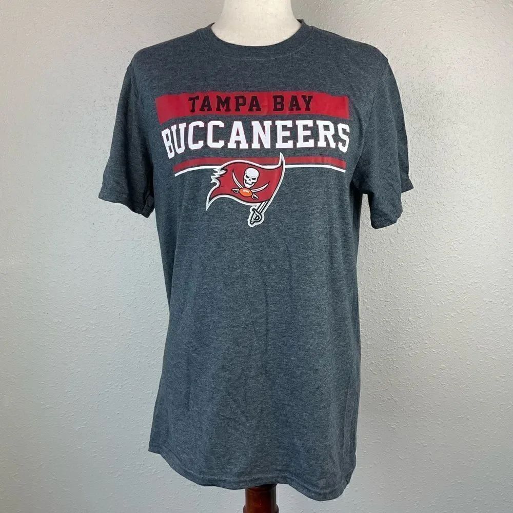 NFL Tampa Bay Buccaneers T-Shirt Size M EUC